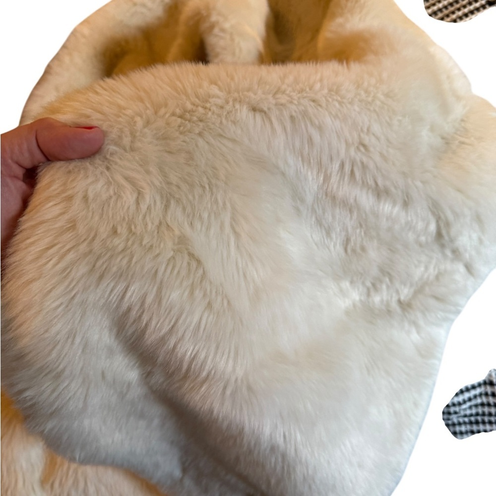 RH- Restoration Hardware Luxurious Cream Faux Fur Shawl Scarf